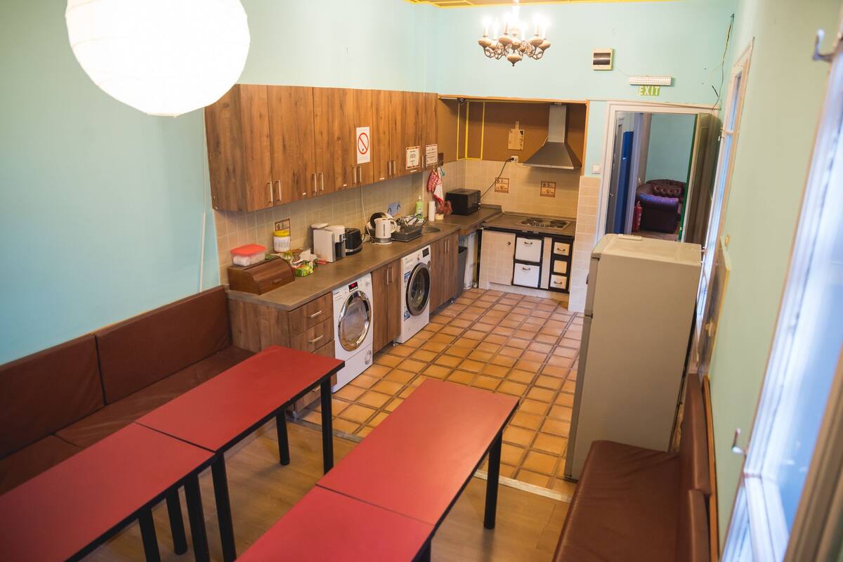 Nevera en la zona común y microondas en la zona común