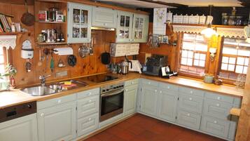 Ferienwohnung (inkl. Endreinigungsgebühr und Wäschepaket) | Eigene Küche | Kühlschrank, Mikrowelle, Ofen, Herdplatte