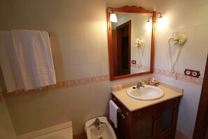 Bathtub, hair dryer, bathrobes, towels - Hotel Bocalé (Sallent de Gallego)