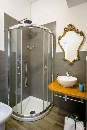 Habitación doble, baño privado (DOGE) | Baño | Ducha y cabezal de ducha tipo lluvia
