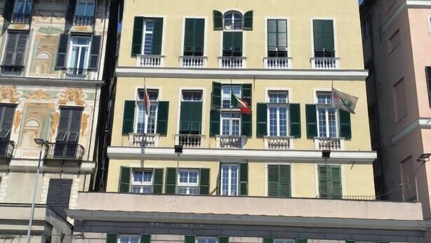 Un edificio de varios pisos con una hilera de ventanas y balcones.