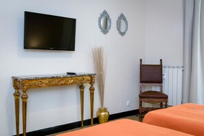 Twin Room, 2 Single Beds (DORIA Private External bathroom) | Room amenity - B&B I Portici di Sottoripa (Genoa)
