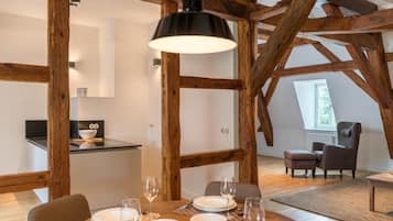 Apartment (Maisonette - No. 5) | Eigene Küche | Großer Kühlschrank, Ofen, Herdplatte, Geschirrspüler