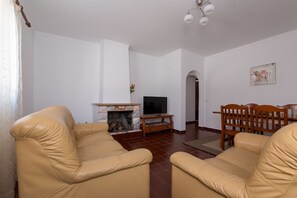Televisión y chimenea 