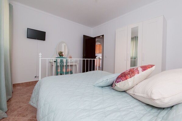 2 bedrooms, iron/ironing board, internet, bed sheets