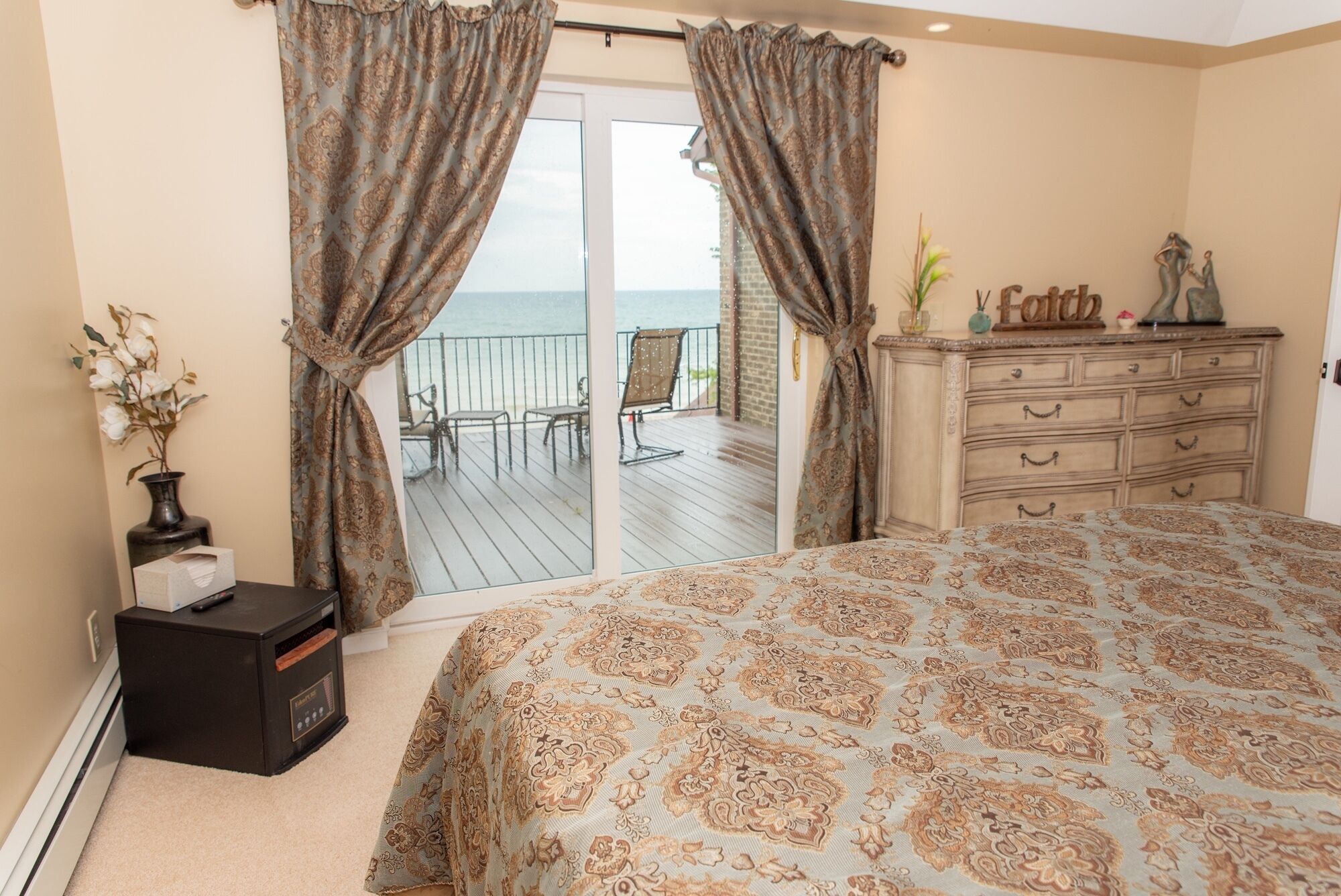 5 bedrooms, desk, iron/ironing board, free WiFi