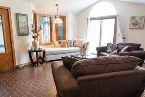 Smart TV, fireplace, video games, DVD player - Luxury Lake Huron Lakefront Home w/ Indoor Pool, Spa & Game Room - Sleeps 20! (Port Sanilac)