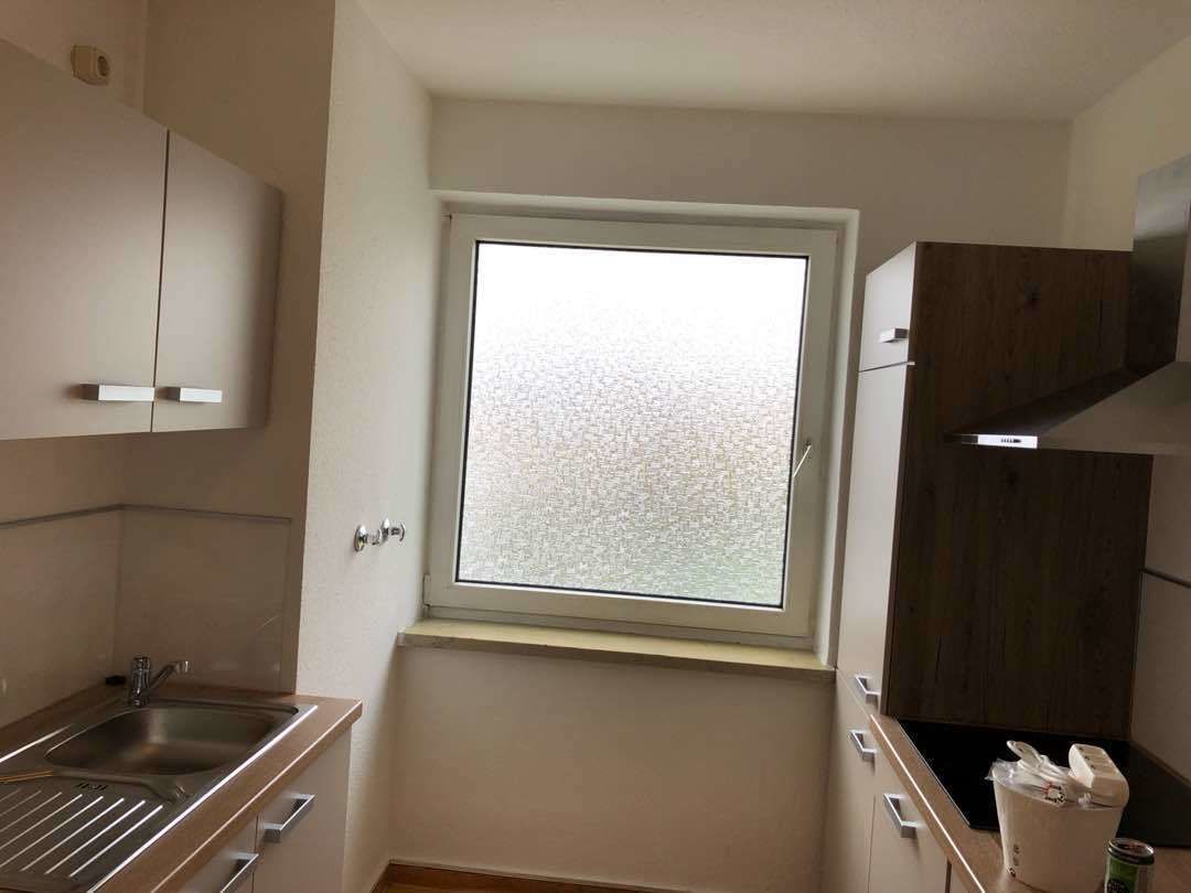 Kühlschrank, Mikrowelle, Herdplatte, Kochgeschirr/Geschirr/Besteck