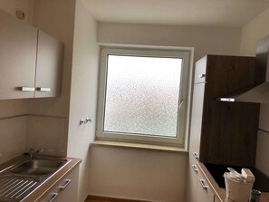 Lemari es, microwave, kompor, dan peralatan masak/sendok-piring