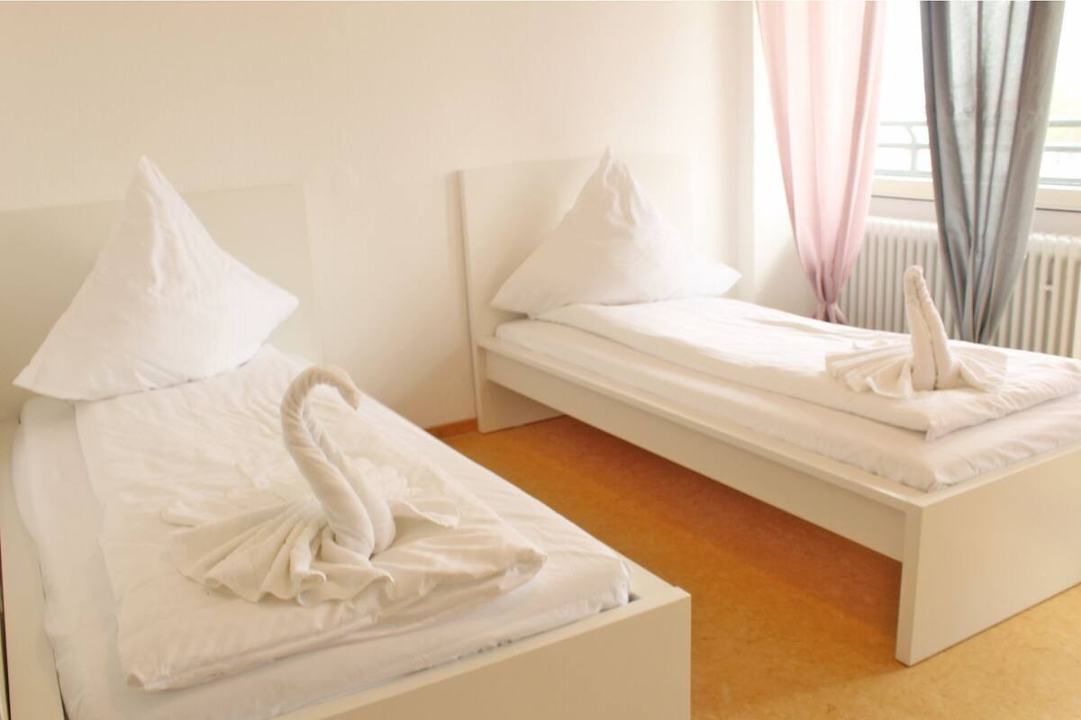 Bügeleisen/Bügelbrett, Zustellbetten, kostenloses WLAN, Bettwäsche