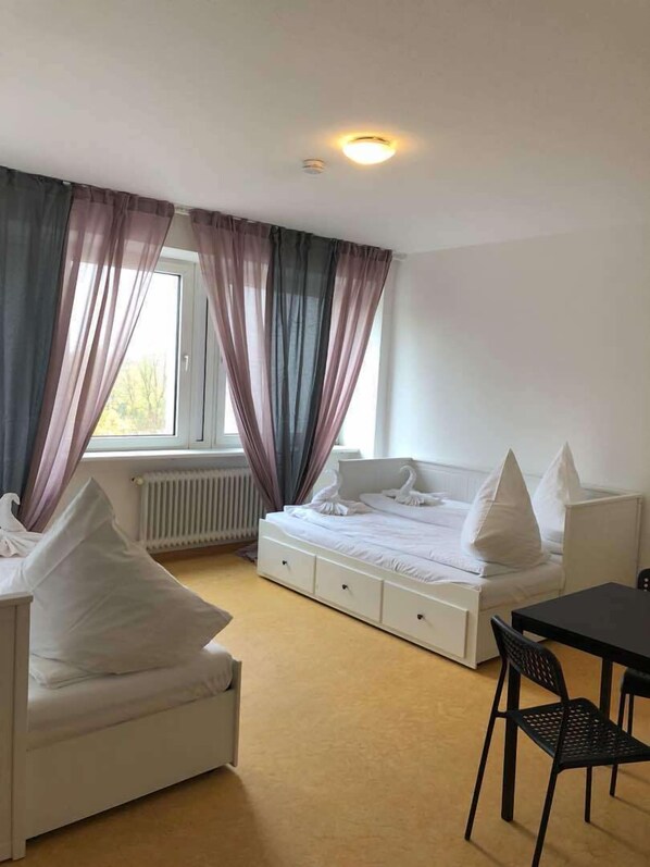 Bügeleisen/Bügelbrett, Zustellbetten, kostenloses WLAN, Bettwäsche