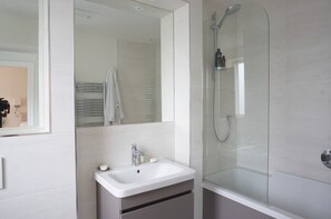 Ensemble baignoire-douche, séchoir à cheveux, serviettes fournies