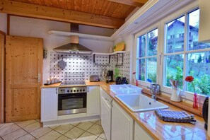 Casa (incl. cleaning fee & laundry package) | Cocina privada | Refrigerador, microondas, horno y parrilla de estufa 