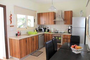 Refrigerador con congelador, horno, parrilla de estufa y periquera 