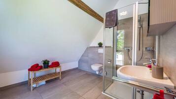 Chalet (incl. cleaning fee & laundry package) | Kamar mandi | Bathtub dan shower terpisah, pengering rambut, handuk, dan sabun