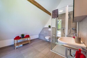Chalet (incl. cleaning fee & laundry package) | Salle de bain | Baignoire et douche séparées, sèche-cheveux, serviettes fournies, savon