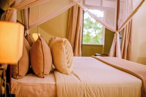 디럭스룸 | 각각 다른 스타일의 인테리어, 각각 다르게 가구 비치, 책상, 노트북 작업 공간