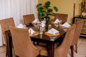 供應早餐、午餐和晚餐，當地和國際料理