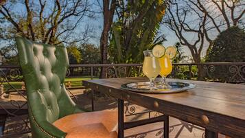 Serveert ontbijt, lunch, diner, lokale en internationale gerechten