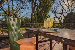 供應早餐、午餐和晚餐，當地和國際料理