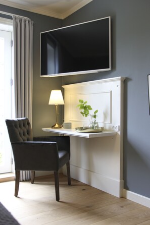 Dobbeltrom – standard, 1 queensize-seng | Skrivebord, blendingsgardiner, strykejern/-brett og wi-fi (inkludert)