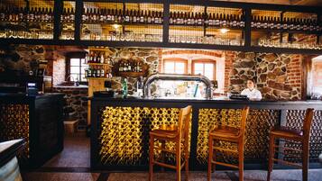 12 bars/lounges