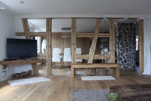 Apartment 1 (incl. cleaning fee & laundry package) | Oleskelualue | Älytelevisio, takka