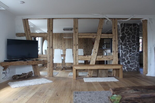 Apartment 1 (incl. cleaning fee & laundry package) | Wohnbereich | Smart-TV, Kamin