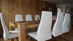 Apartment 1 (incl. cleaning fee & laundry package) | Oleskelualue | Älytelevisio, takka