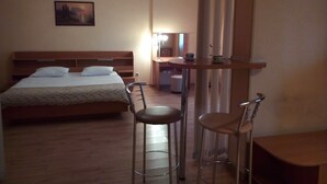 Chambre luxueuse, 1 très grand lit | Coffre-fort, rideaux d’obscurcissement, fer et planche à repasser