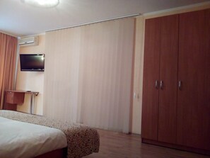 Luksusrom, 1 kingsize-seng | Safe på rommet, blendingsgardiner og strykejern/-brett