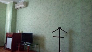 Chambre triple Confort, 3 lits jumeaux | Coffre-fort, rideaux d’obscurcissement, fer et planche à repasser
