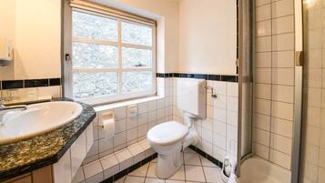 Kamar Keluarga | Kamar mandi | Shower, pengering rambut, dan handuk