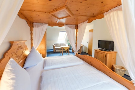 Suite | In-room safe, blackout drapes, soundproofing, iron/ironing board. Hotel Weinheber Hornung