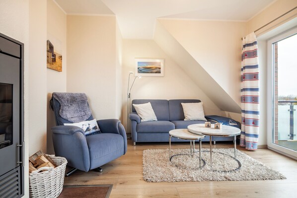 TV, fireplace, DVD player, books - Apartment "Albatros" with fireplace and balcony with a view of the Baltic Sea (Rerik)