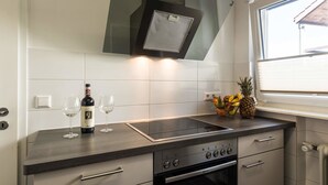 Une cuisine moderne dotée d’une cuisinière et d’un four intégrés, ainsi que d’une fenêtre offrant une belle vue.