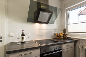 House | Private kitchen | Fridge, microwave, oven, stovetop - Traum-Ferienhaus auf der Burghalde (Alpirsbach)