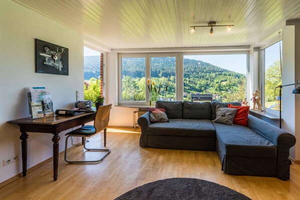 House | Living area | Flat-screen TV, fireplace, DVD player - Traum-Ferienhaus auf der Burghalde (Alpirsbach)