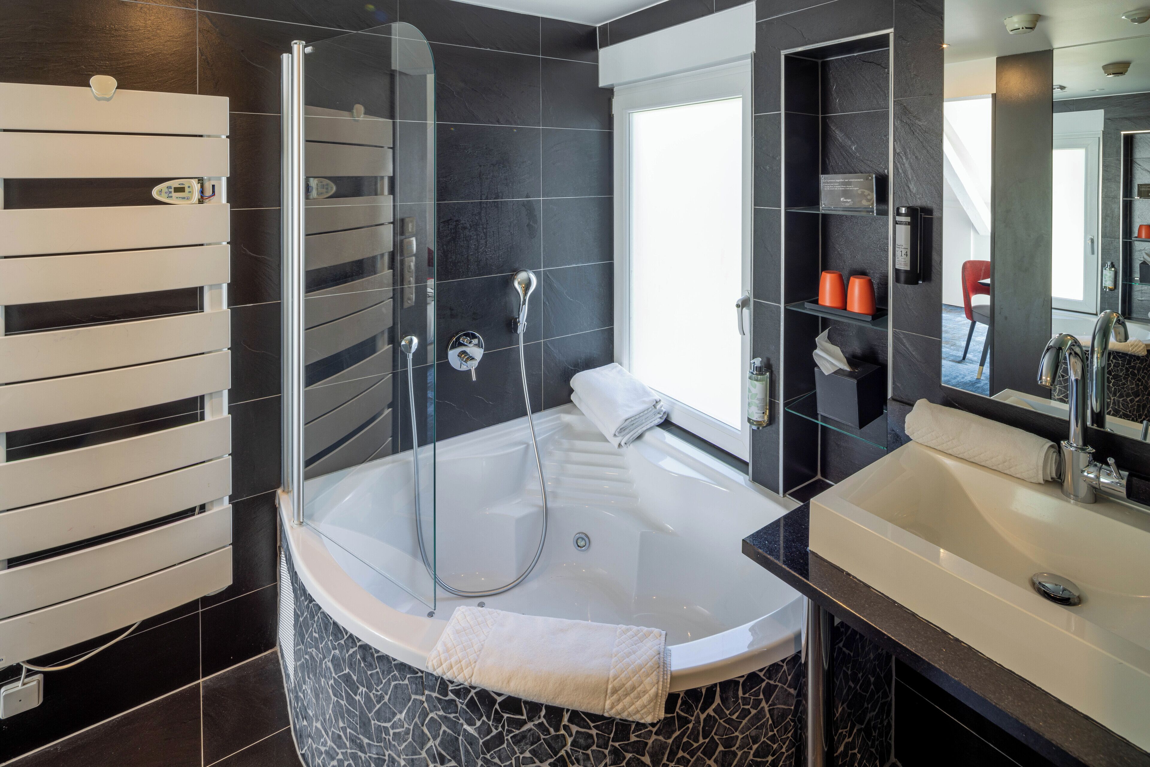 deluxe double room (bain spa) | bathroom | free toiletries, hair dryer, bathrobes, slippers