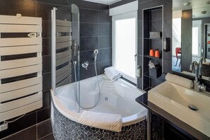 Kamar Double Deluks (Bain Spa) | Kamar mandi | Perlengkapan mandi gratis, pengering rambut, jubah mandi, dan handuk