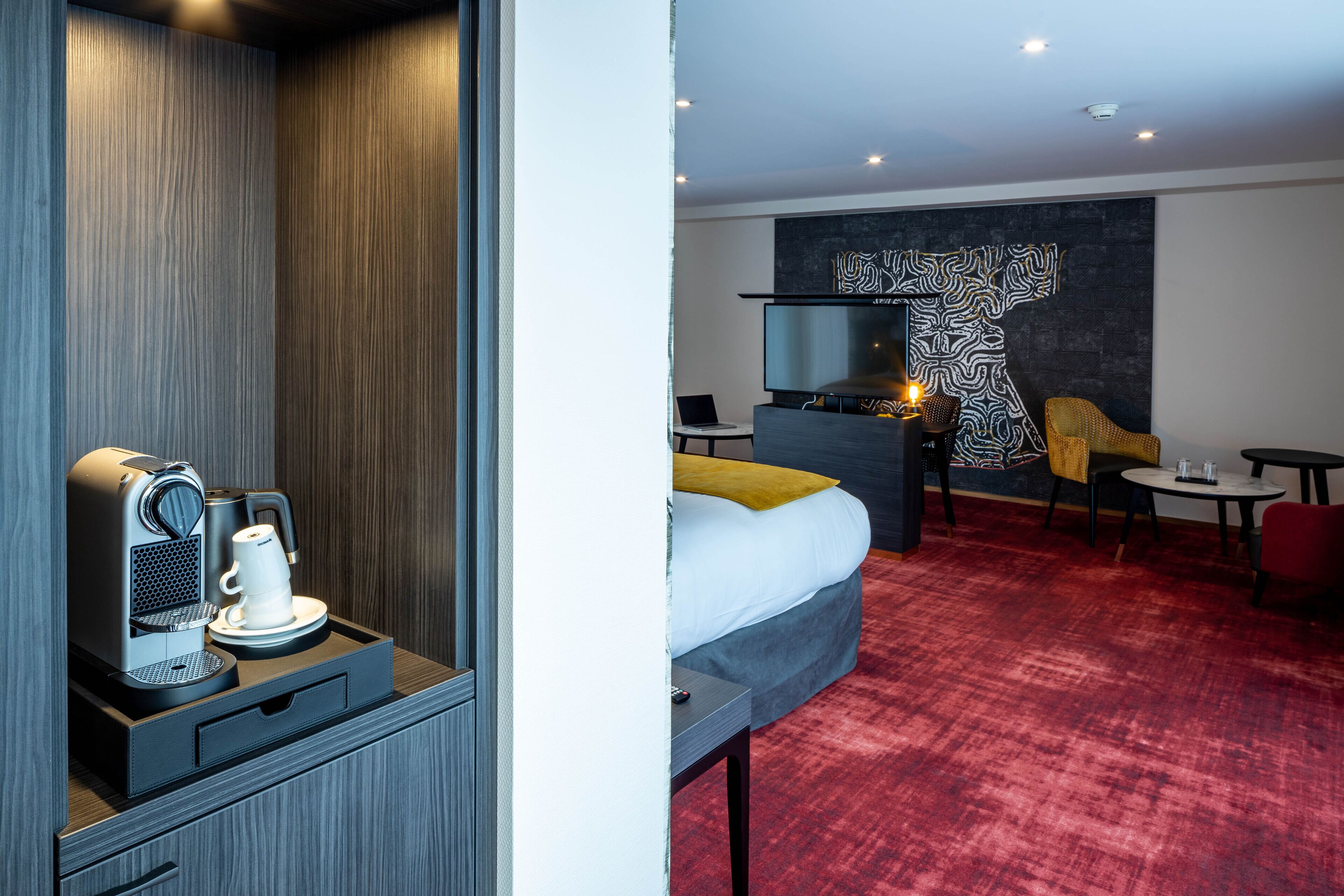 signature suite | 1 bedroom, premium bedding, pillow-top beds, minibar