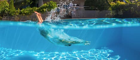 Inomhuspool, en säsongsöppen utomhuspool och solstolar