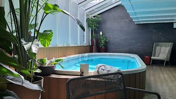Couples treatment room(s), sauna, hot tub, steam room