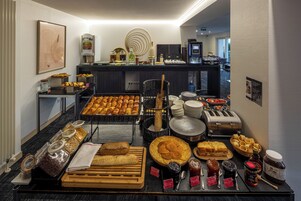 Her gün kontinental kahvaltı (kişi başı 20 EUR) 