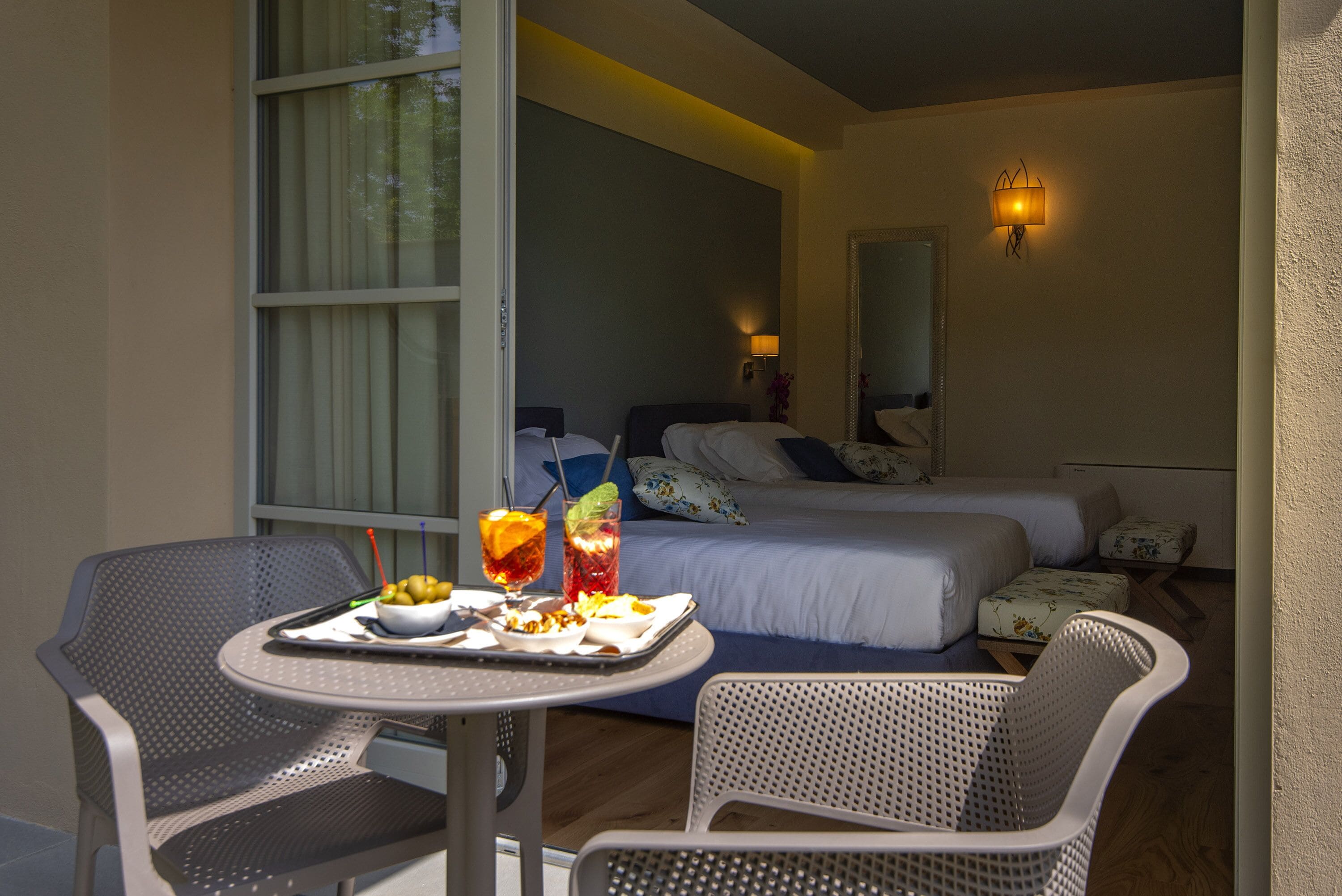 Suite, letti multipli | Minibar, una cassaforte in camera, ferro/asse da stiro, Wi-Fi gratuito