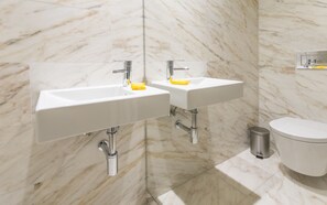 Flat 1B | Salle de bain | Douche, douche cascade, articles de toilette (gratuits)