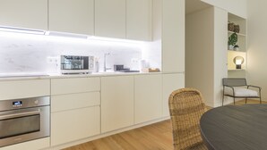 Flat 1A | ครัวส่วนตัว | ตู้เย็นข  นาดใหญ่, ไมโครเวฟ, เตาอบ, เครื่องล้างจาน
