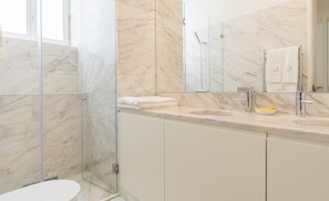 Flat 1C | Bathroom - Free Spirit House Baixa-Chiado (Lisbon)