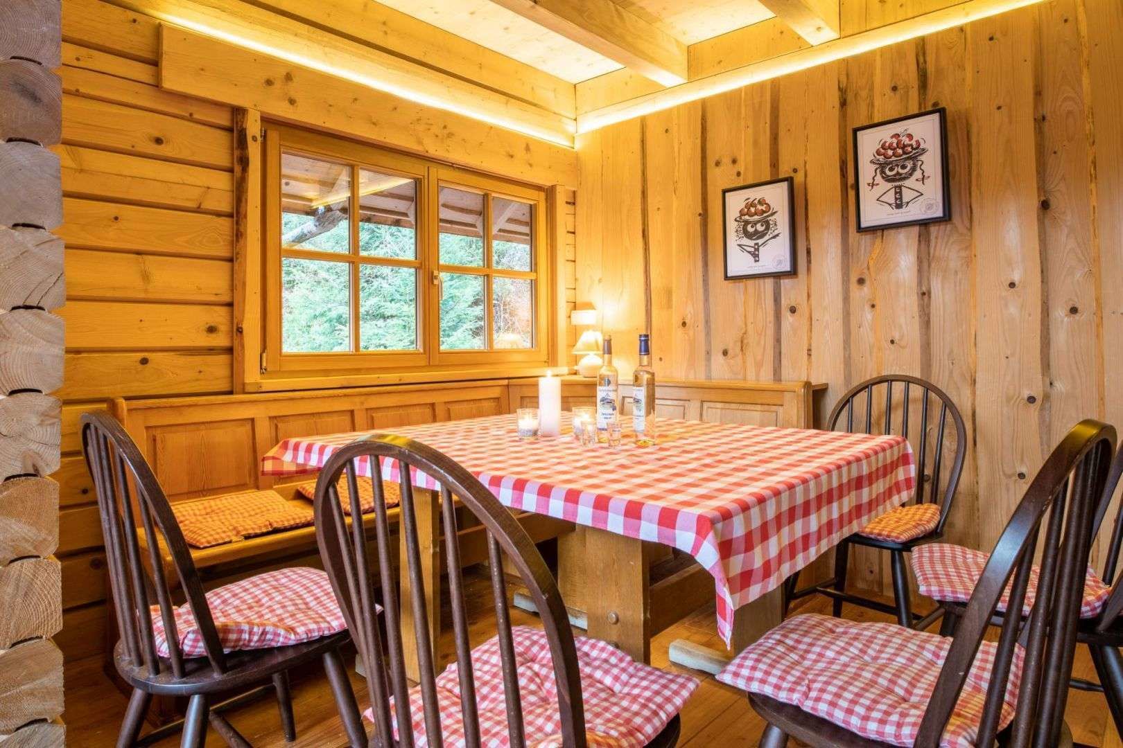 House, 1 Queen Bed | In-room dining