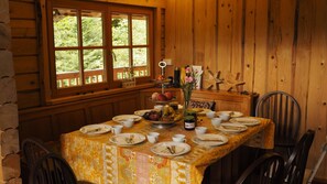 Ferienhaus, 1 Queen-Bett | Essbereich im Zimmer